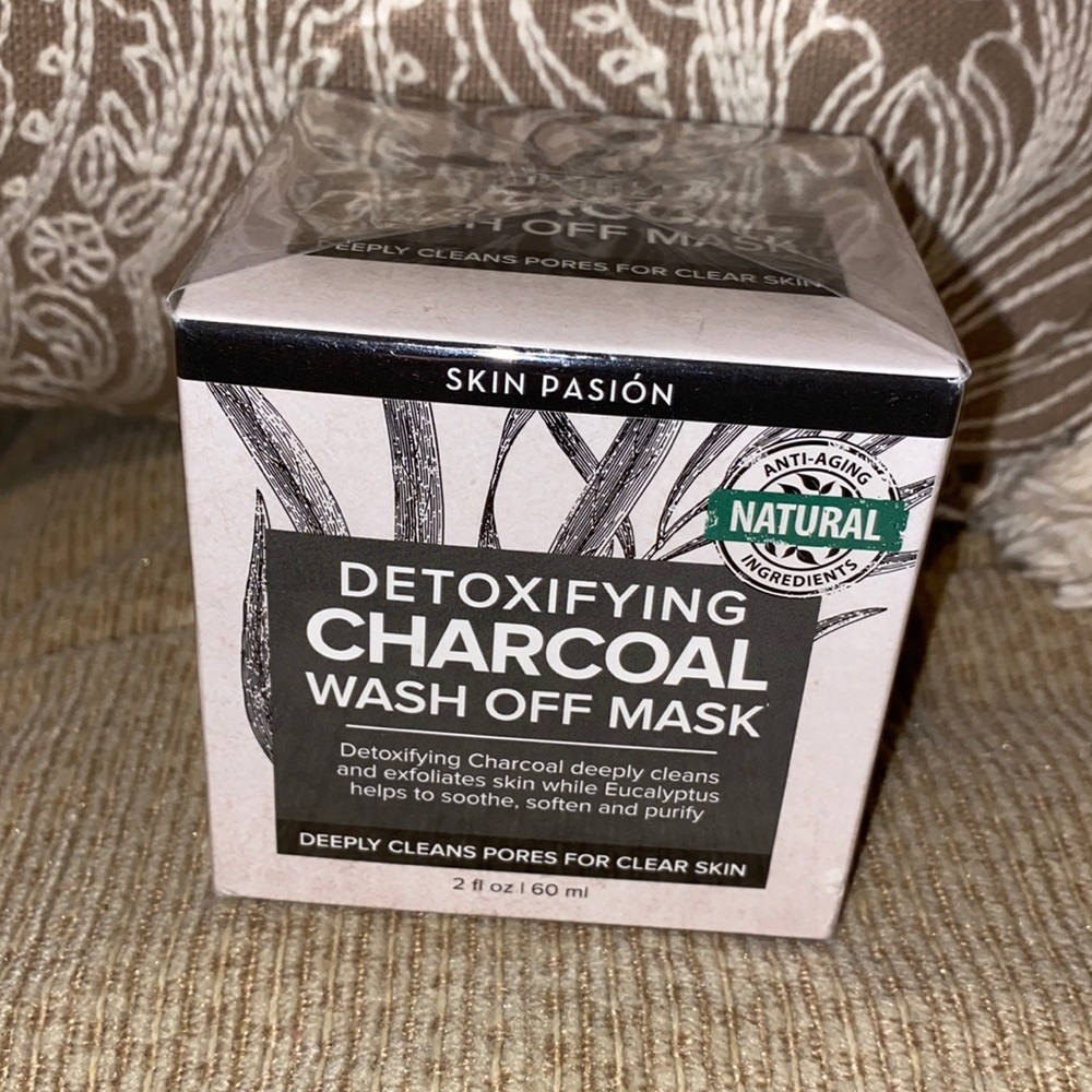 🔘NWT Detoxifying Charcoal Wash Off Mask